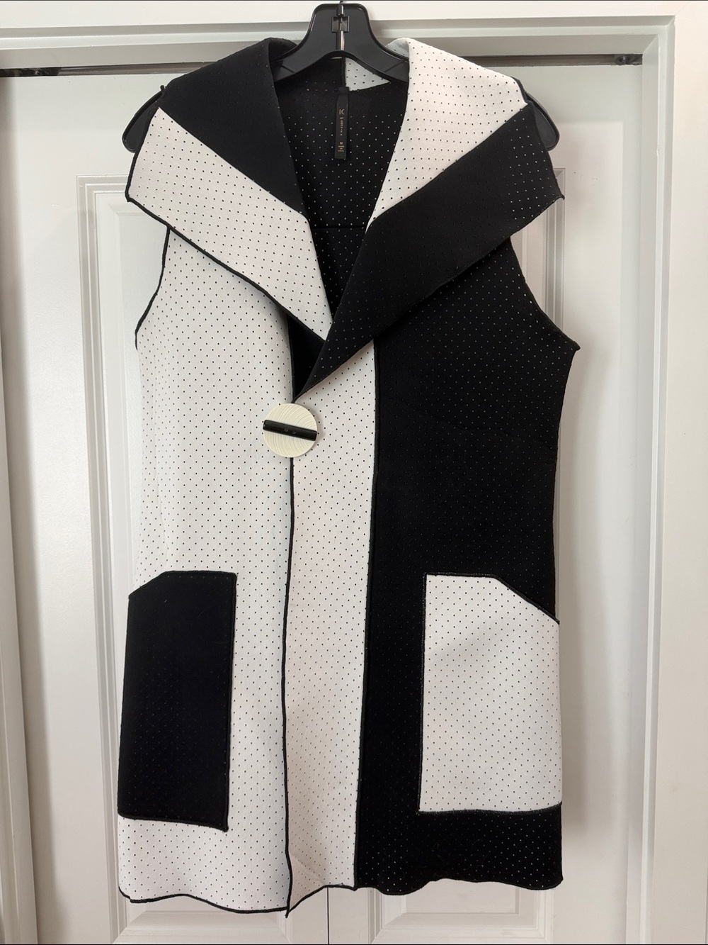 IC COLLECTION Black and White Scuba Fabric Sleeveless Top with Pockets